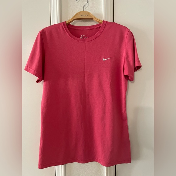 Nike women’s t-shirt - Picture 2 of 2